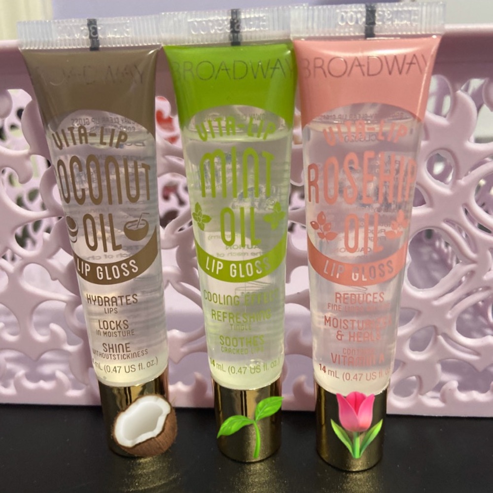 (3) Clear lip glosses
